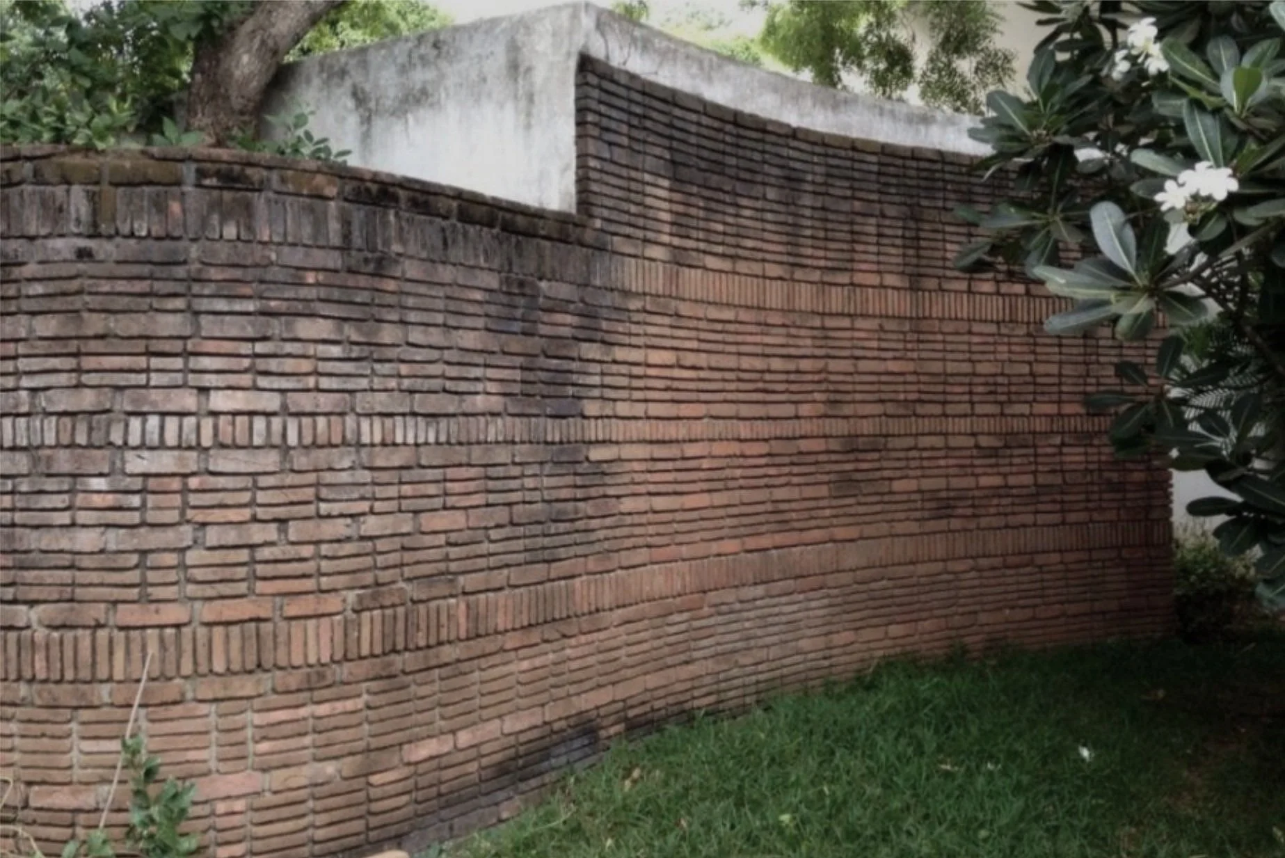 Roger Erith_Auroville_detail wall