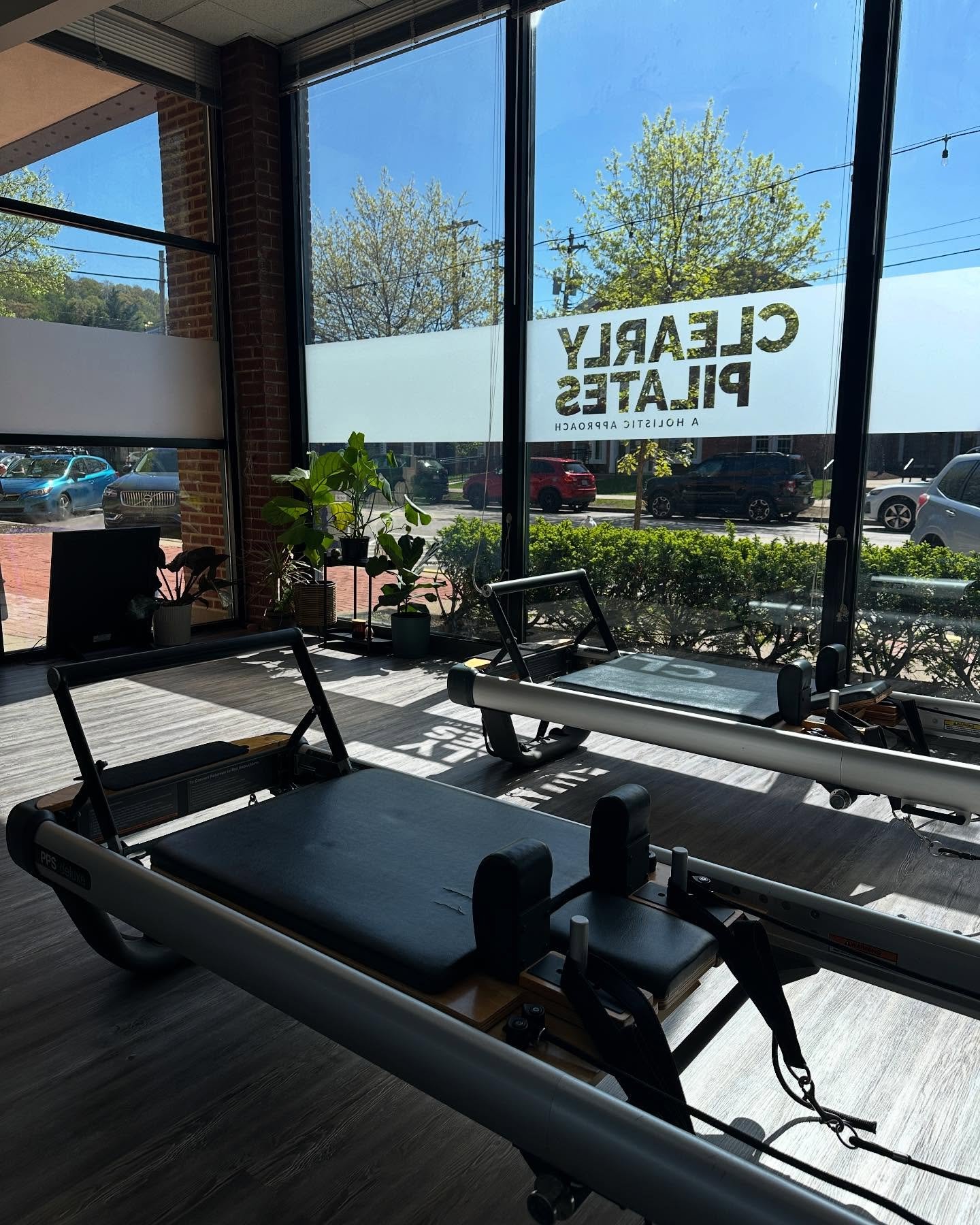 Inhale spring, exhale stress. Feel fresh and strong with us @clearlypilates this May! 💪🏼🌷🍃
#pilates #pilatesstudio #sewickleypa #pittsburghpilates #sewickley #pilatesworkout #pilatesinstructor #pilatesbody #pikateslover #pittsburghfit #pittsburg
