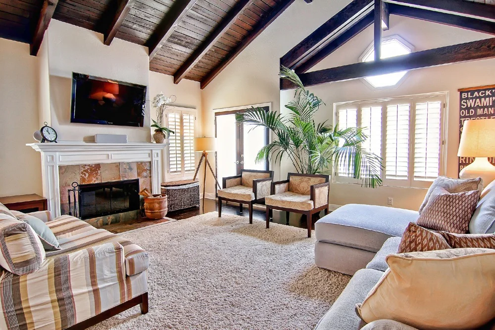 Landrum - 1252 20th_Living room1.jpg