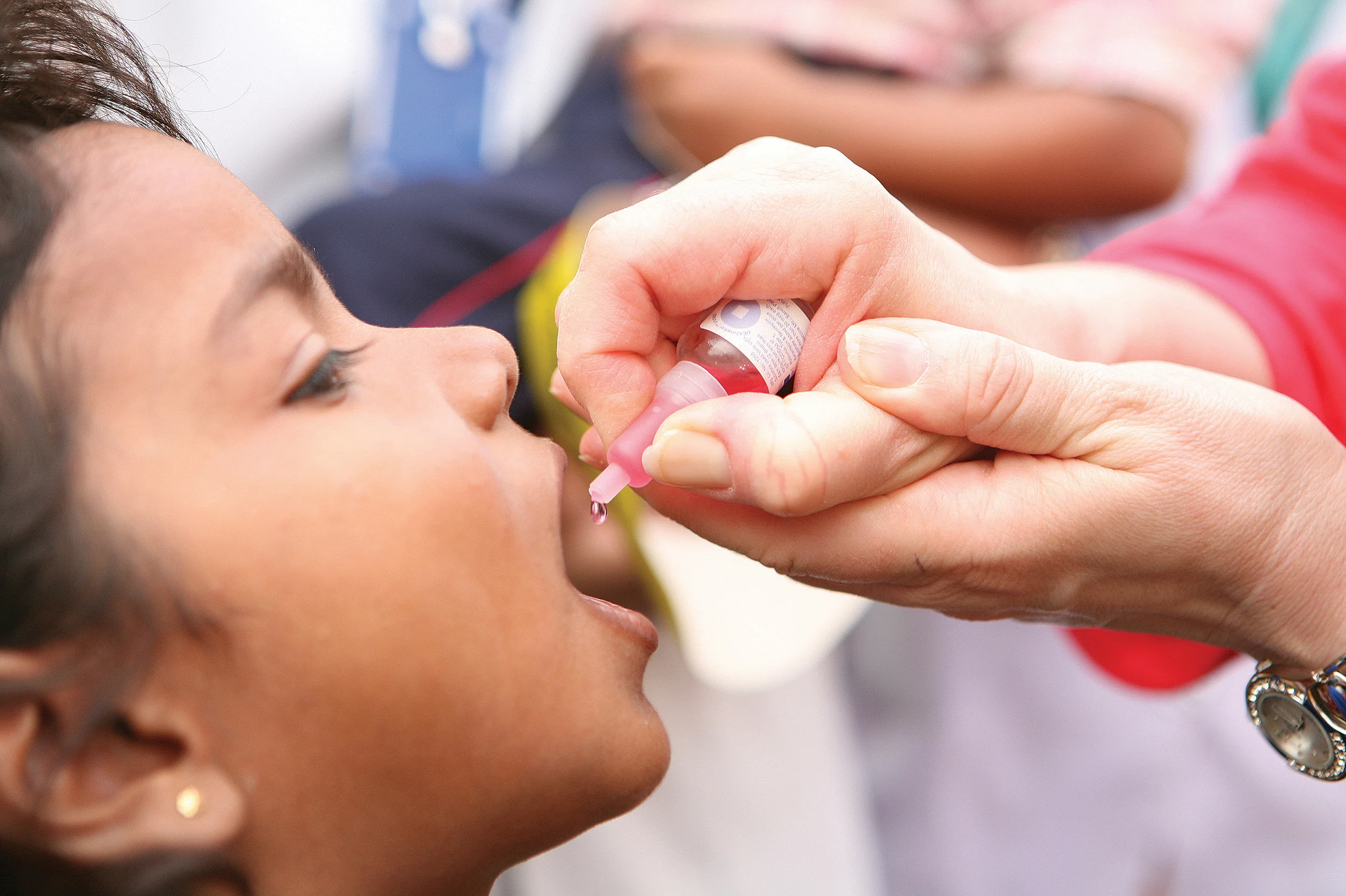 A child receives the polio immunization in Lucknow, Northern India. (Photo: Jean-Marc Giboux)