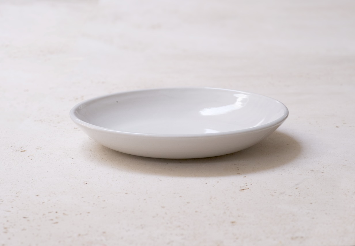 IrvingPlaceStudio_ShallowBasicBowlPlainBG_Porcelain.jpg