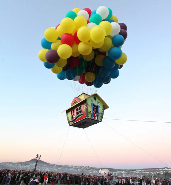 balloon-house-crow_2403006k.jpg