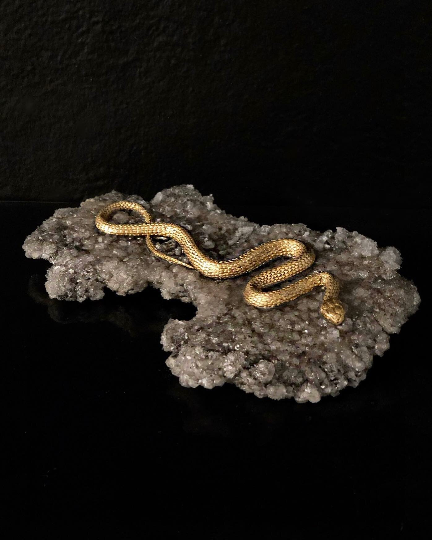 &Scaron; N &Auml; K Ē &bull; Č H &Acirc; R M &Euml; R

Studio grown druzy #crystal slab with #sculpted and #painted #serpent.

12in x 5.5in

#fineart #chicago #artoninstagram #artistsoninstagram #raskeyart #artcouture #sarahraskeyfineart #custo