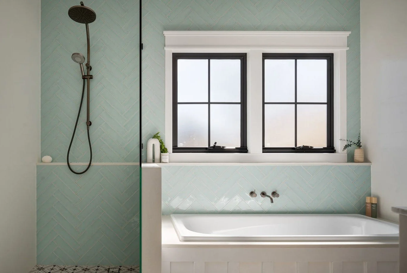 Main Bathroom - 7 Brae Street.jpeg