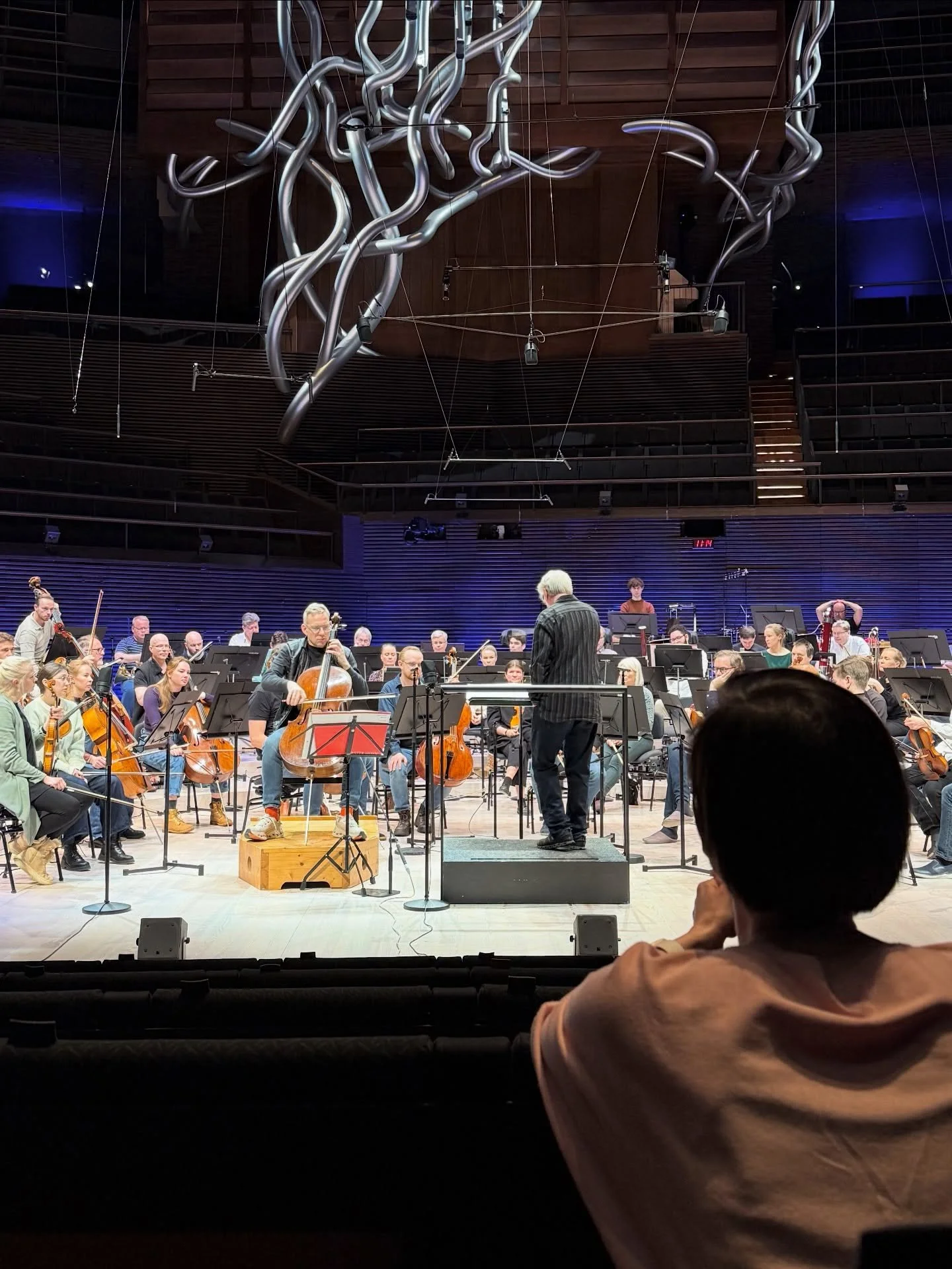 Tonight is the Finnish premiere of the cello concerto with @cellistjohannesmoser and @helsinkiphilharmonic at @musiikkitalo, conducted by @jpsaraste - the performance can be live-streamed (link in bio) 🎶

Wonderful to back in Helsinki for this 🌸