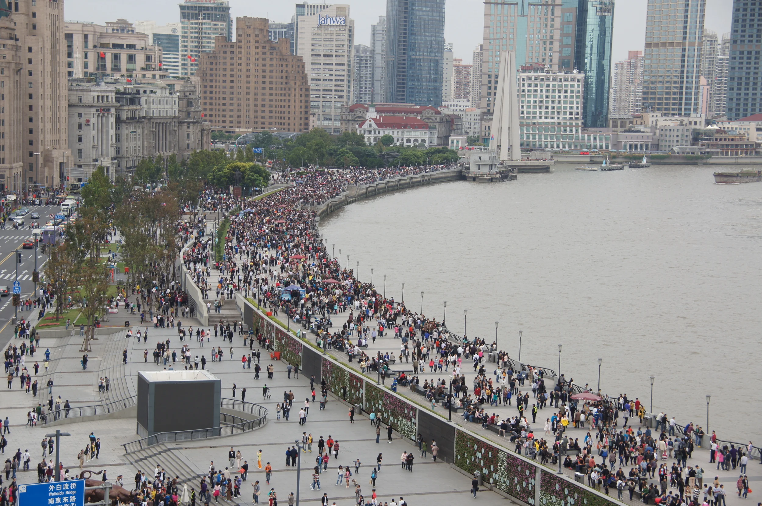 Bund crowd.JPG