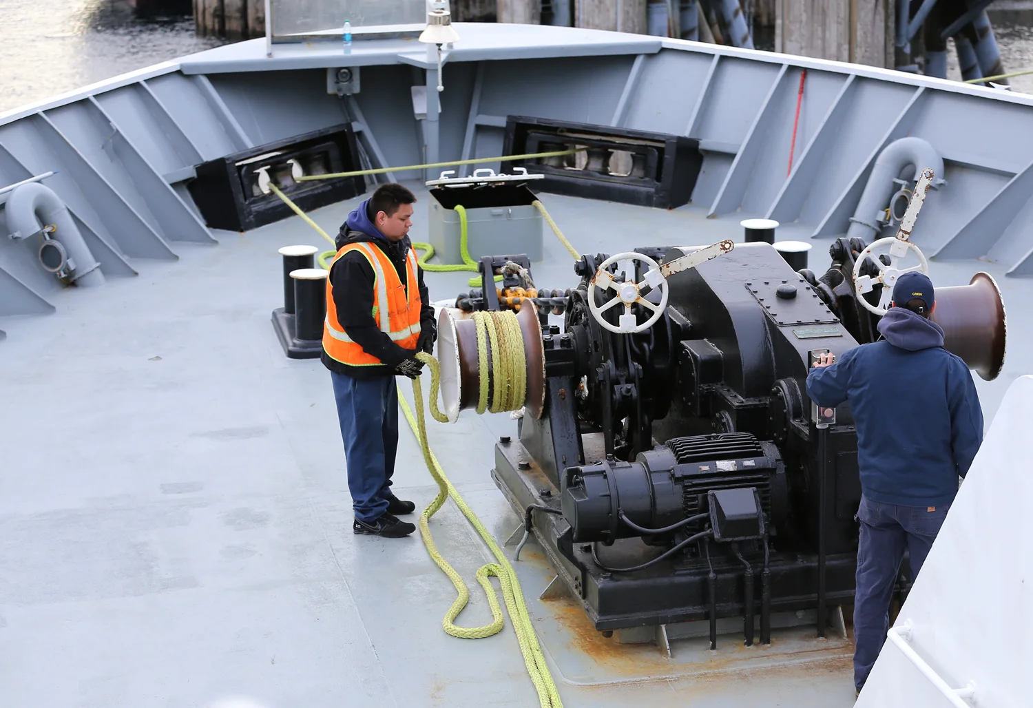 The hawser is given a few wraps around the windlass, and the windlass is turned on to snug the Taku to the dock.
