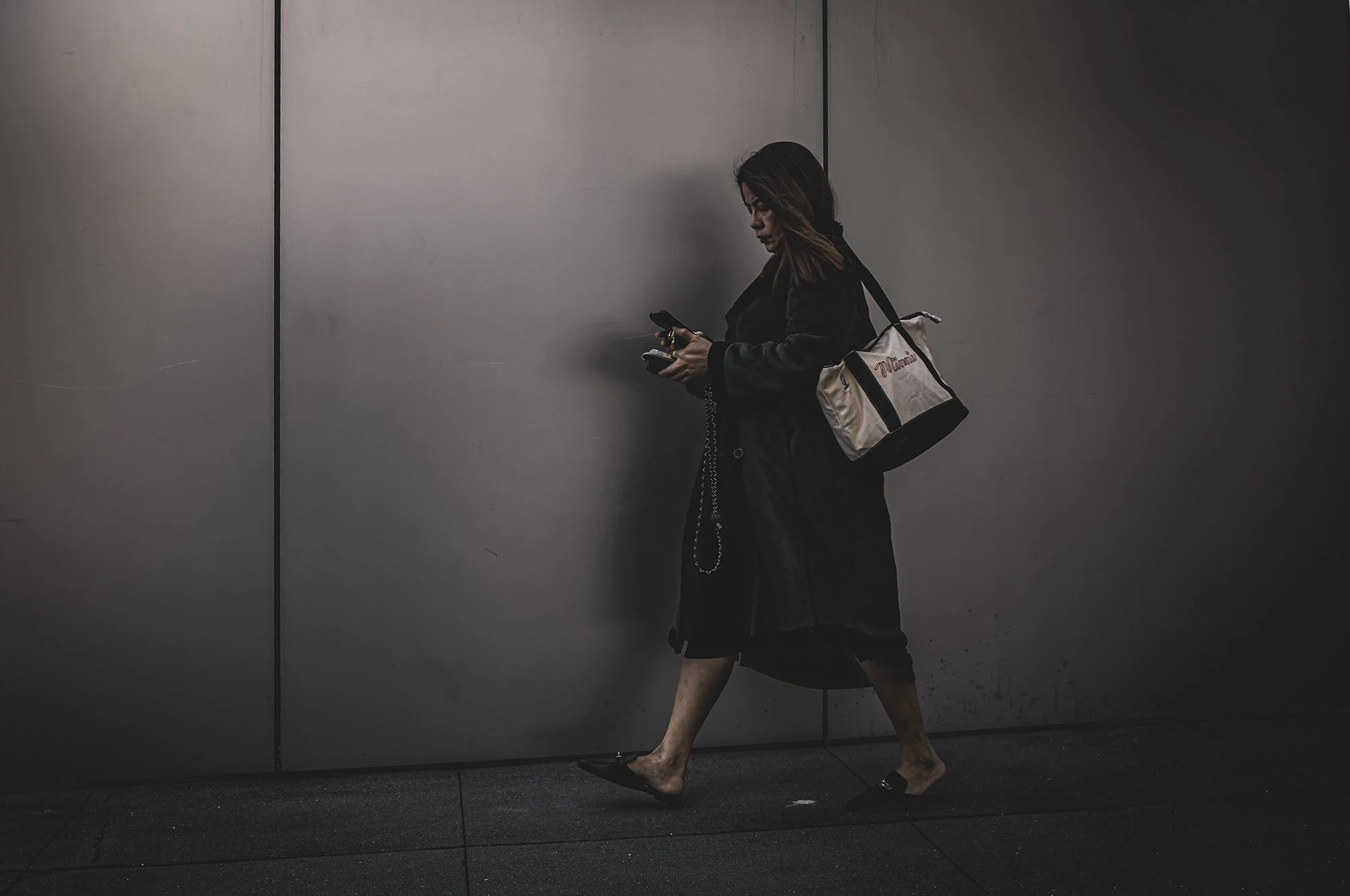Lady MOM Apple Store Wall L1001233-Edit.jpg