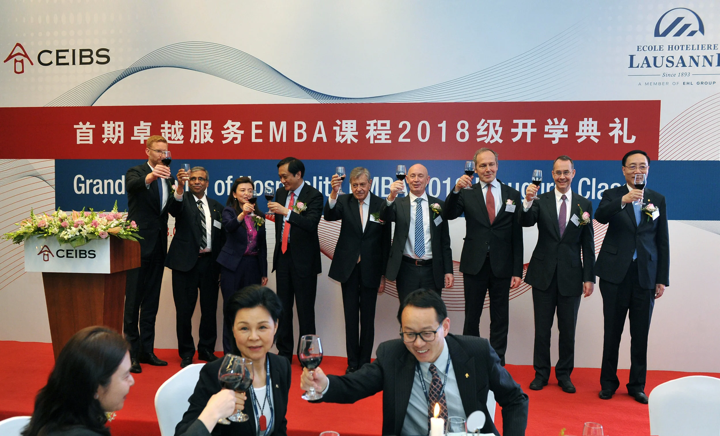 VIP guests-of-honor (incl. Dr. Felix Moesner, CEO of swissnex China, and Mr. Alexander Hoffet, Consul General of Switzerland in Shanghai) and EHL / CEIBS leadership representatives drink a toast to the programme's success. CEIBS© CEIBS, 2018.