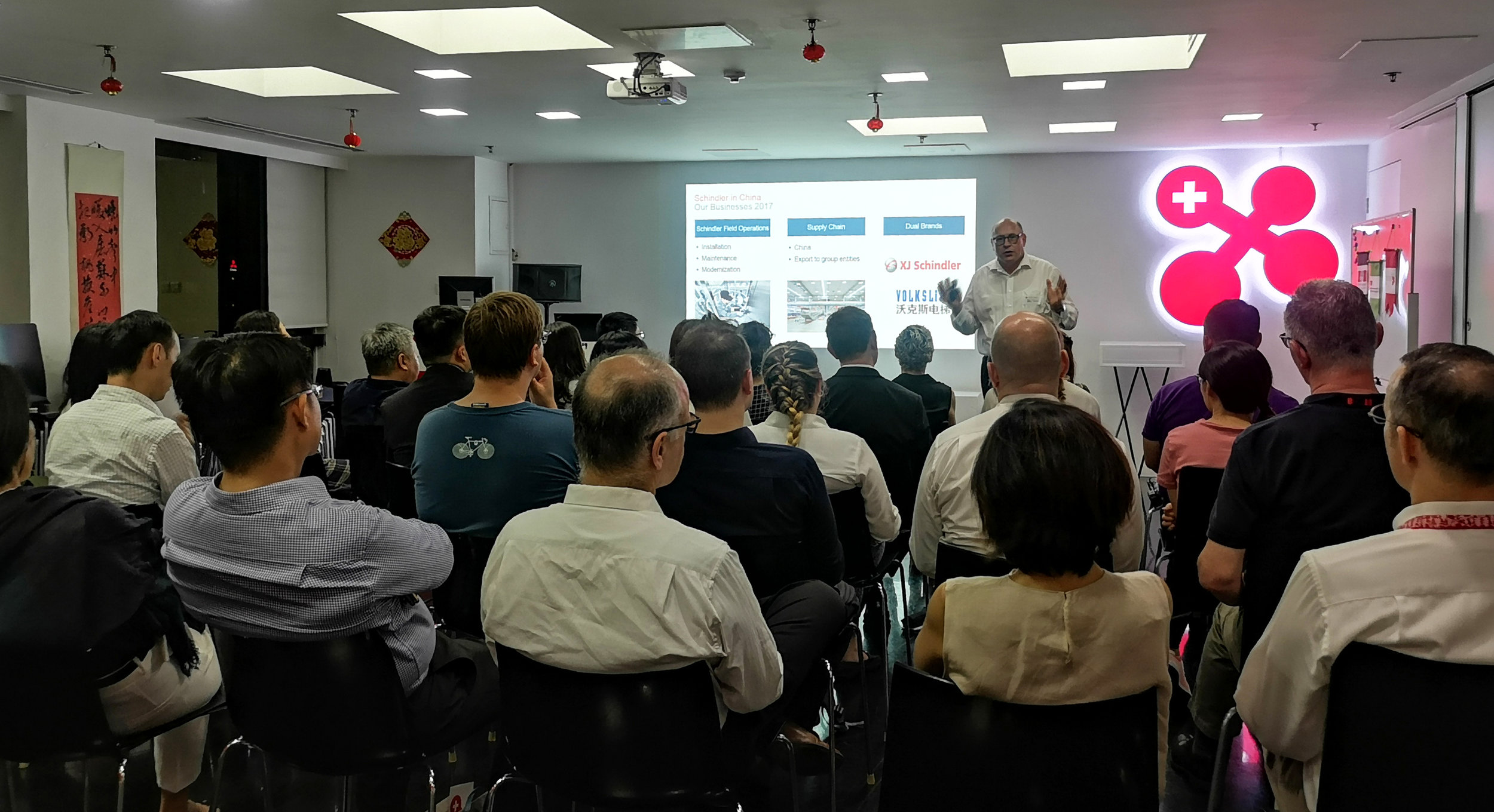Mr. Kurt Haerri, former President of the Swiss-Chinese Chamber of Commerce, gave special insight into the cross-cultural Sino-West professional environment.