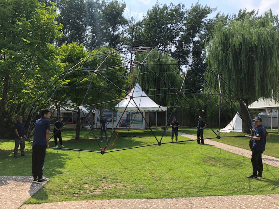 The temporary dome theater took two days to be set up by two engineers and six helpers.