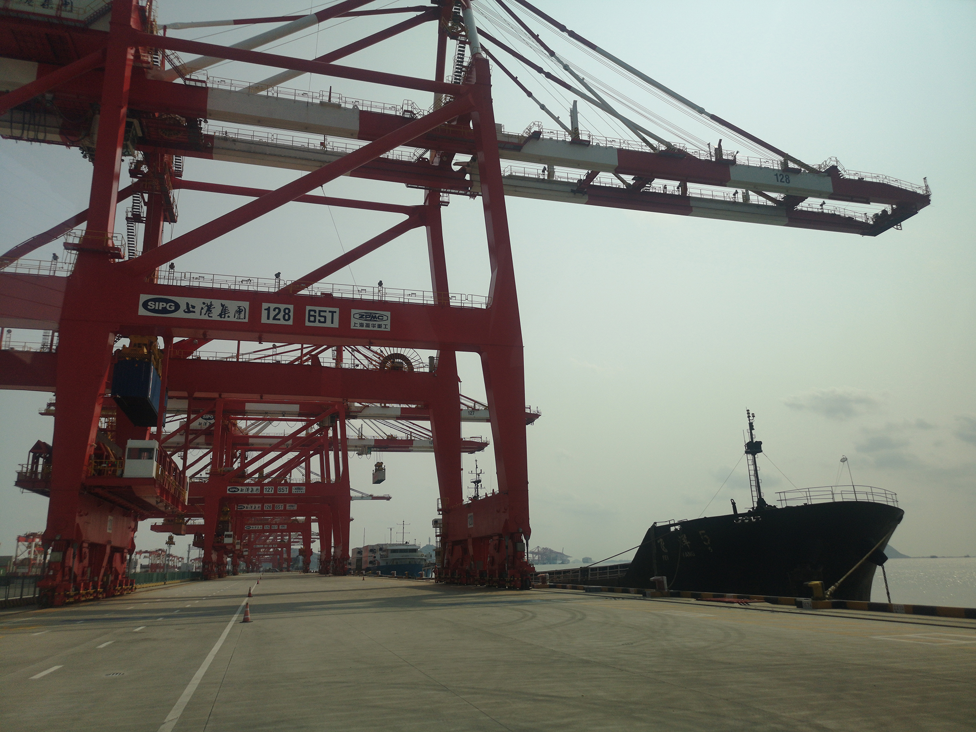 The quay cranes use a double-trolley structure, with the main trolley in remote control and the portal trolley in full automation.