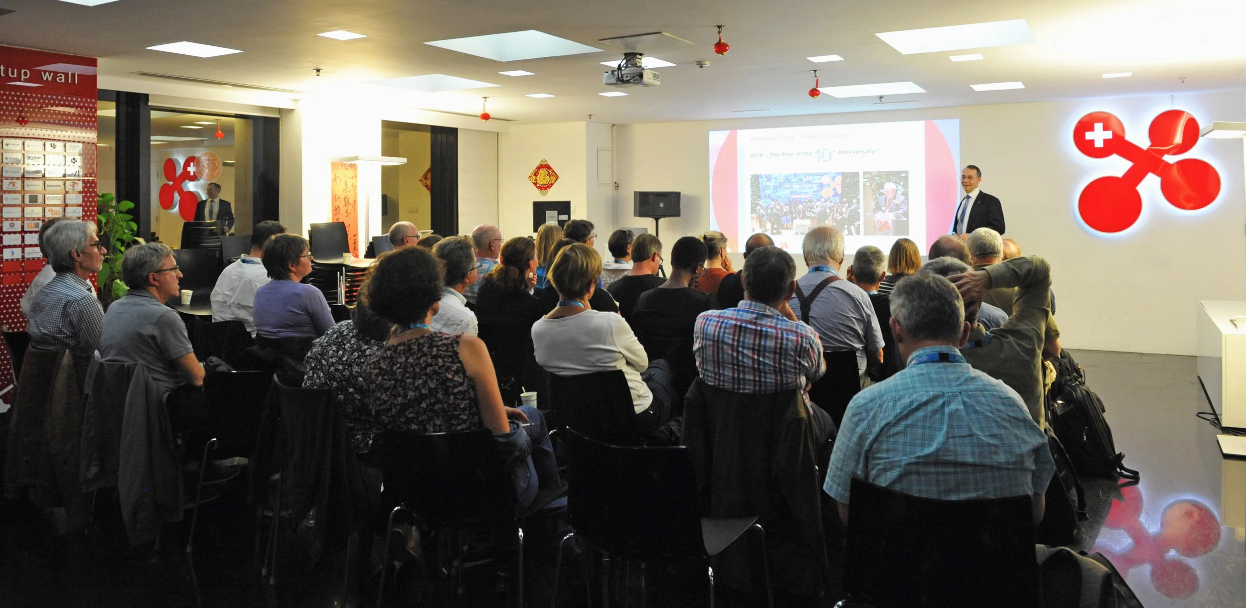 Dr. Felix Moesner warmly received the delegation from IDHEAP and presented the swissnex China mission.