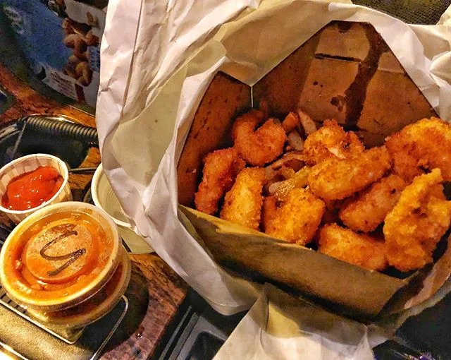 Late night after work snack from @FatsosLastStand. Got dem skrimps! Perfectly fried 1/2 lb over fries. Their spicy cocktail sauce is da bomb. If I didn&rsquo;t have to drive I&rsquo;d be popping some bubbly 🍾. Definitely a great spot for the late cr