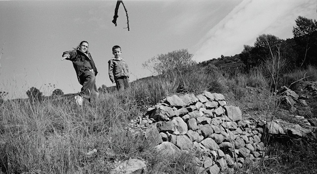 Marta y Dani recogiendo leña para el invierno del Mas de Jaqués, Ludiente . © Daniel Belenguer. 