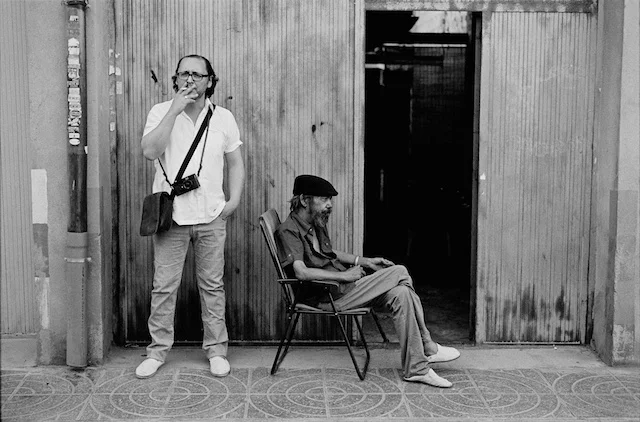 Tomás Badía en su calle, con un vecino.© Daniel Belenguer