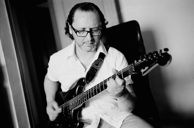 En casa con la guitarra . © Daniel Belenguer