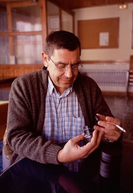 Mi amigo Paco examinando un summicron de quinta mano que compre para acompañar a mi primera leica ,Invierno del 2005 en un bar de algún pueblo del Rincón de Ademuz. © Daniel Belenguer