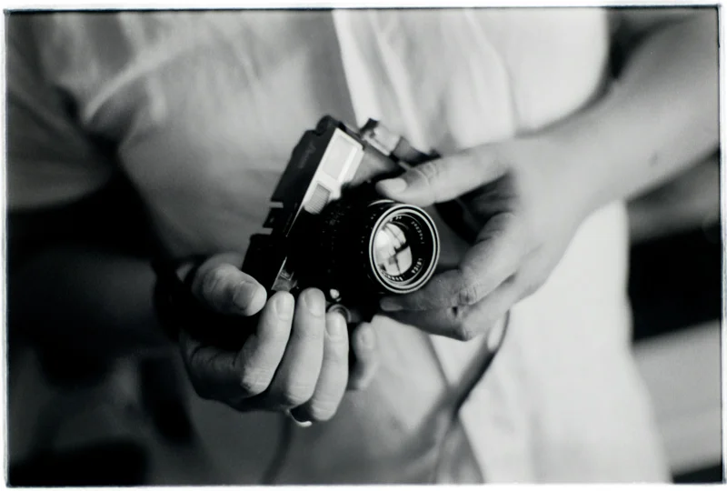 © Daniel Belenguer Las manos del señor de arriba. Imagen conseguida al fotografiar un negativo de 35mm con alta resolución sobre una caja de luz y después de un recorte de un 50% aproximadamente. aqui podeis ver esta imagen escaneada con un escáner de alta gama flextight. Ya intente esta táctica y aunque es rápida y da mucha nitidez tenía un problema que no supe solucionar o encontrar solución. Los bordes del negativo me salían con una diferente exposición al resto del negativo.