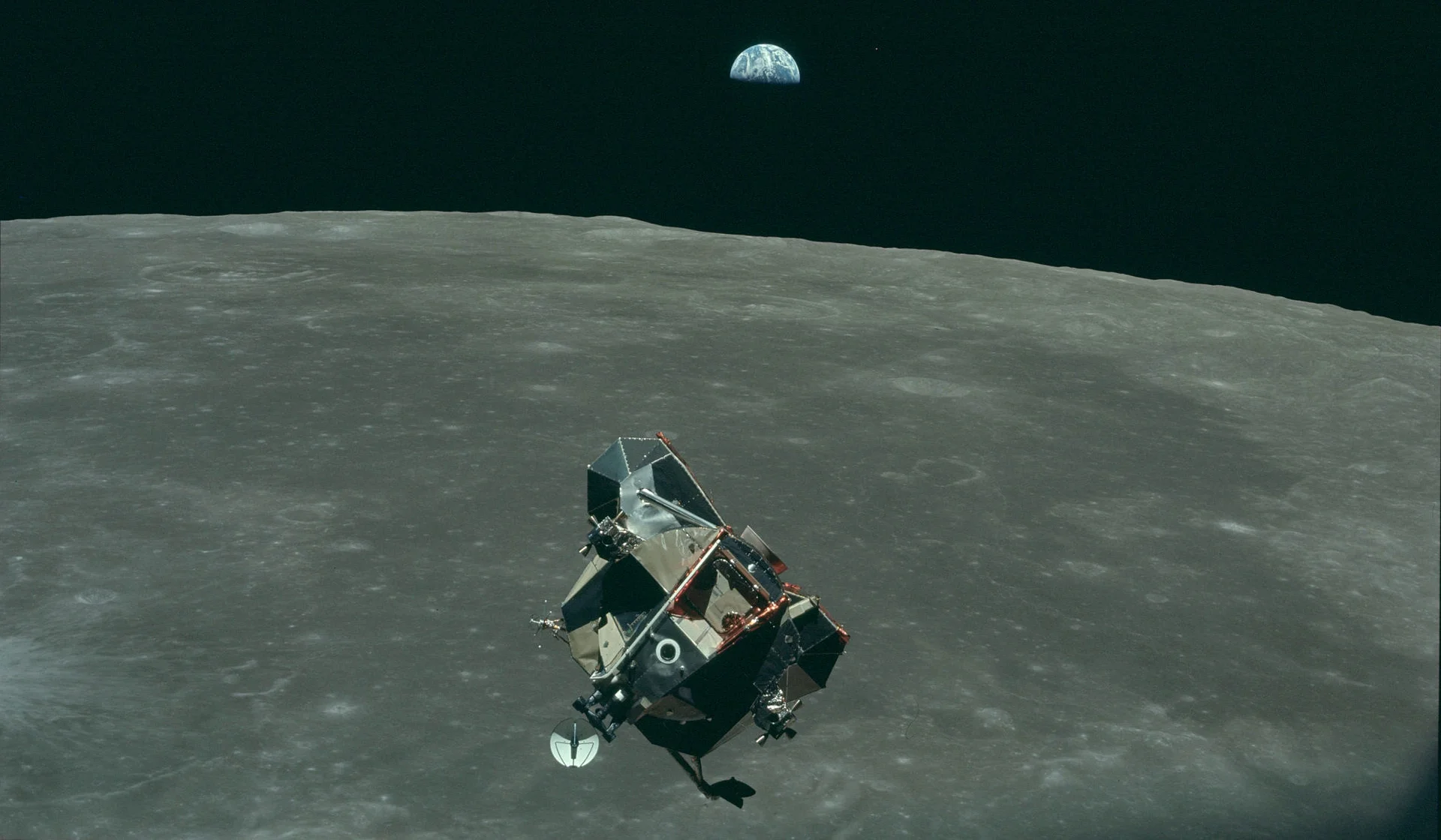 Earth,_Moon_and_Lunar_Module,_AS11-44-6643.jpg