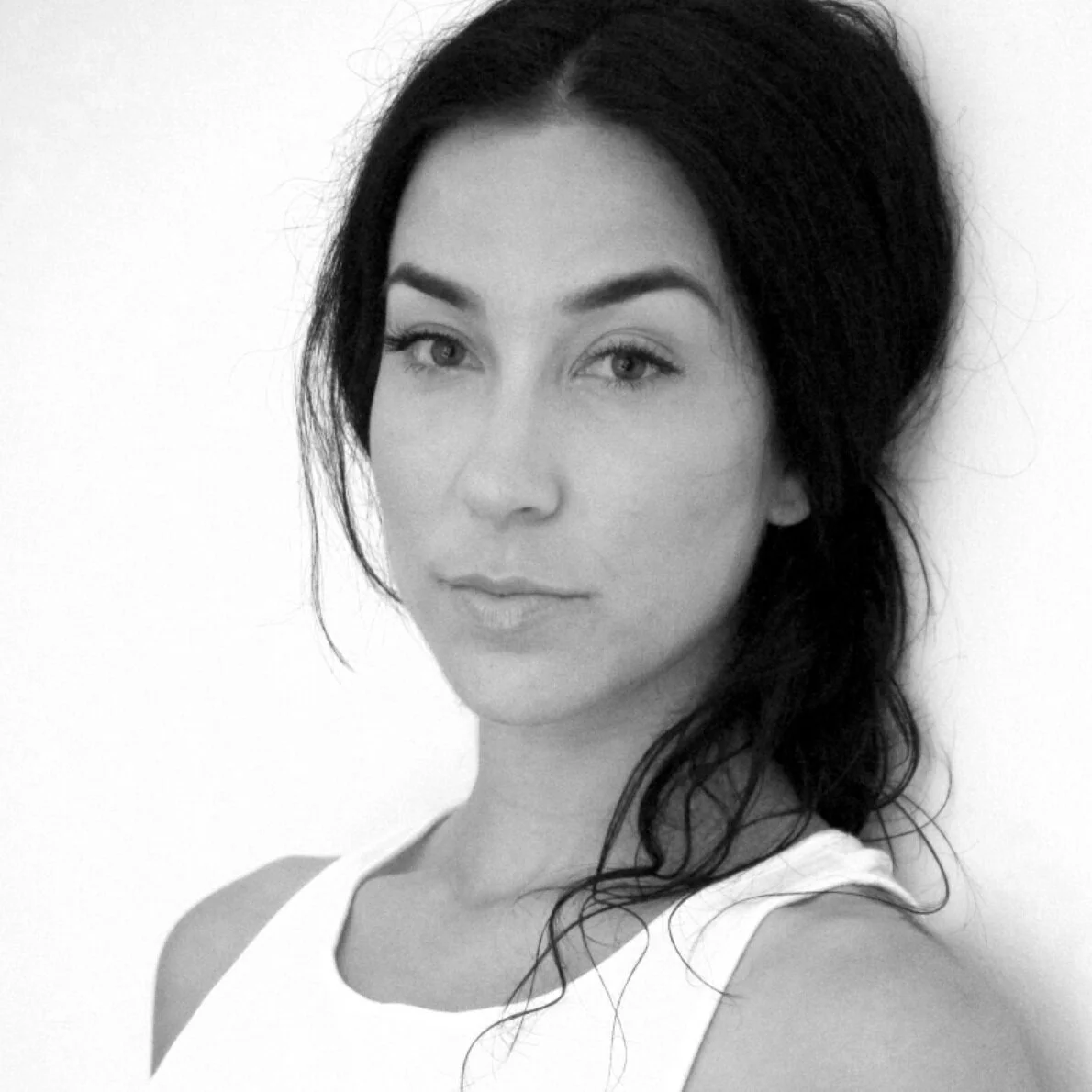 Céline “Easy C” Richard-Robichon Celine Richard-Robichon est une artiste multidisciplinaire qui a grandi avec la danse. Ses débuts étaient concentrés sur les styles classiques, tel que le ballet, mais son focus d’entrainement durant les derniers dix ans est en danses urbaines, plus précisément le hip-hop. Céline a dansé pour plusieurs chorégraphes et différentes compagnies à Montréal et à Toronto dans le milieu de la musique, de la télévision et des arts sur scène. Présentement, elle étudie en art multimédia et s’intéresse à la création interdisciplinaire.