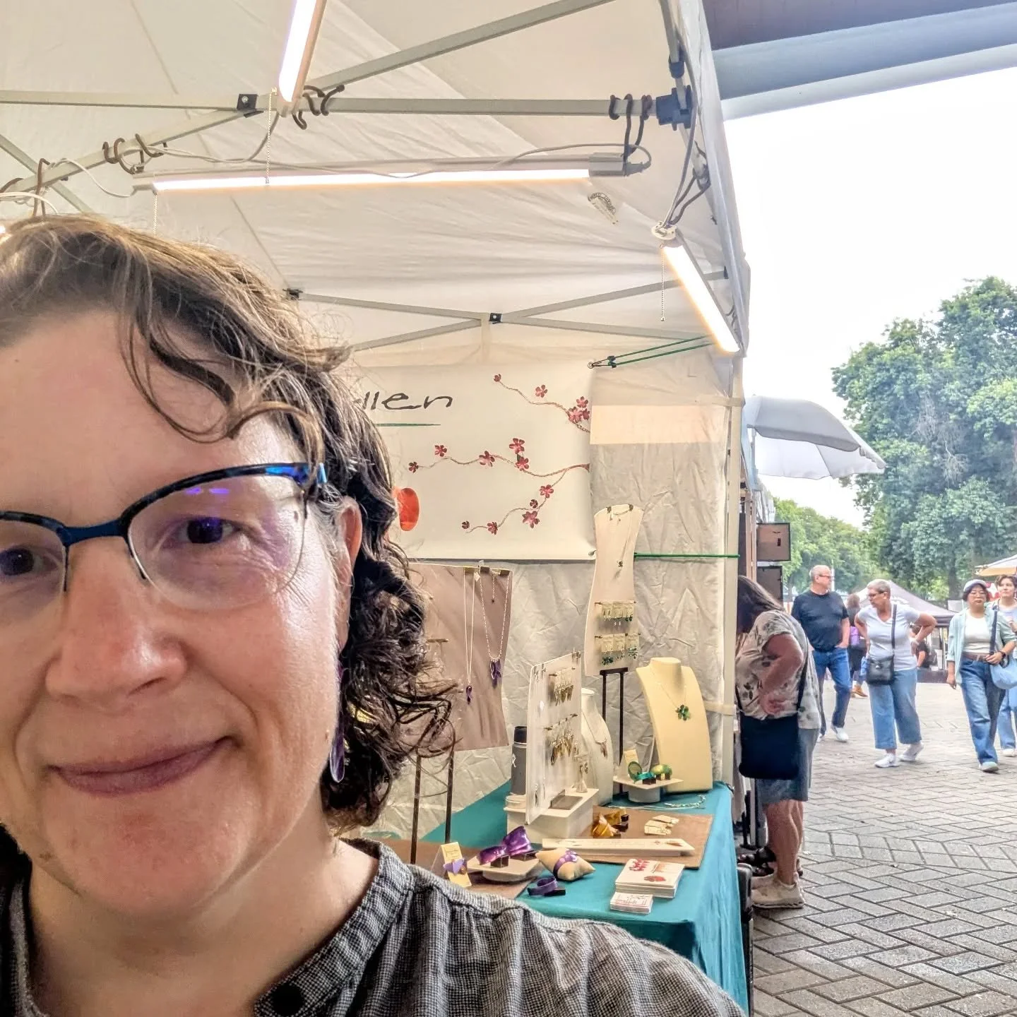 Enjoying a cool morning @portlandsaturdaymarket It's the last Saturday in August and I'll be here until 5 pm.
#handmadejewelry #anodizedaluminum #allenmetalarts #floraljewelry #sculpture #homedecor #metalart #aluminumsculpture  #artjewelry  #artnouve