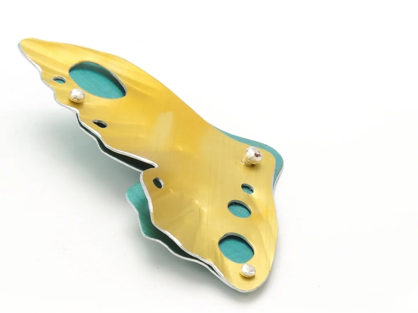 Add a little flutter to your collar. These butterfly brooches are two inches long and made from super lightweight anodized aluminum. 
.
.
#allenmetalarts #aluminumjewelry #butterflyjewelry