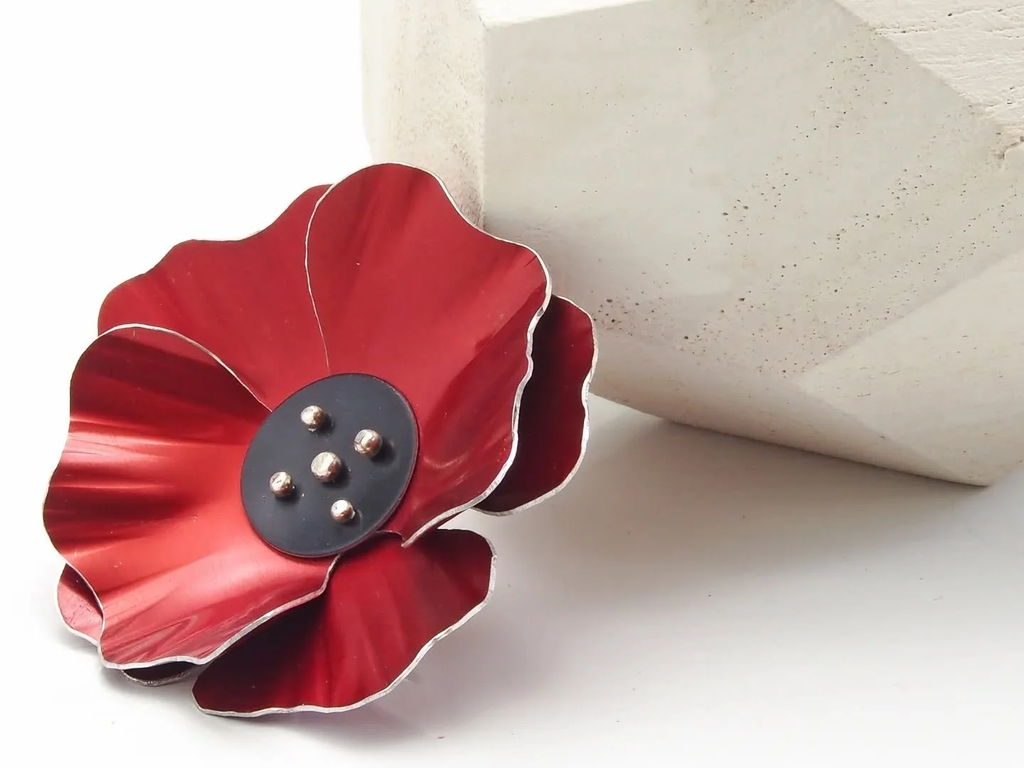 I'm getting a lot of great responses on this poppy brooch made from red and black anodized aluminum and fine silver rivets. 
.
#anodizedaluminum #poppyjeweley #allenmetalarts #flowerbrooch #flowerbrooches