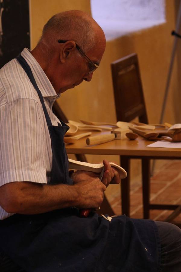 Master craftsman Knut Ostgård carving a spoon really quickly.