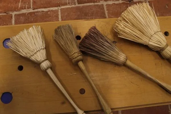 Ulf Eckardtäss peeled brooms. I taught him the technique last year at Täljfest and he has had some fun with it.