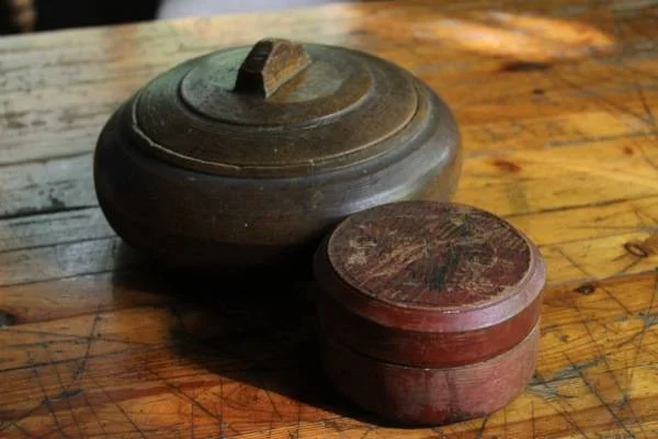 both style were made in vast quantities the larger was made a little later and has a locking lid.