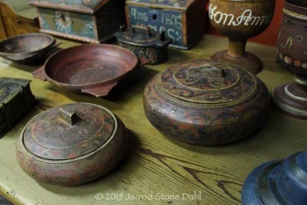  single layer boxes with great eared bowls in the background
