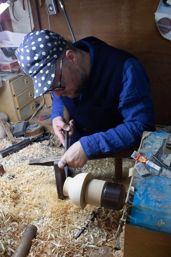 Cutting the foot on a rice bowl.