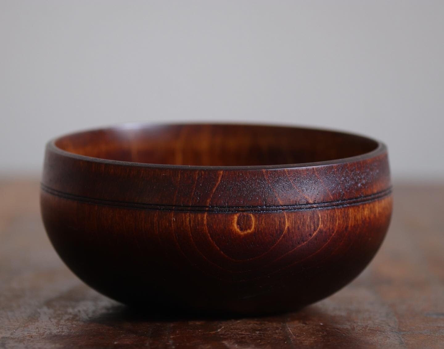 Small lacquered bowl. White birch, urushi lacquer.

We&rsquo;re listing some odds and ends on our website soon. 

Newsletter subscribers hear about it first.

#urushi #woodenbowls #teabowl #sakecup #woodturning #漆　#うるし