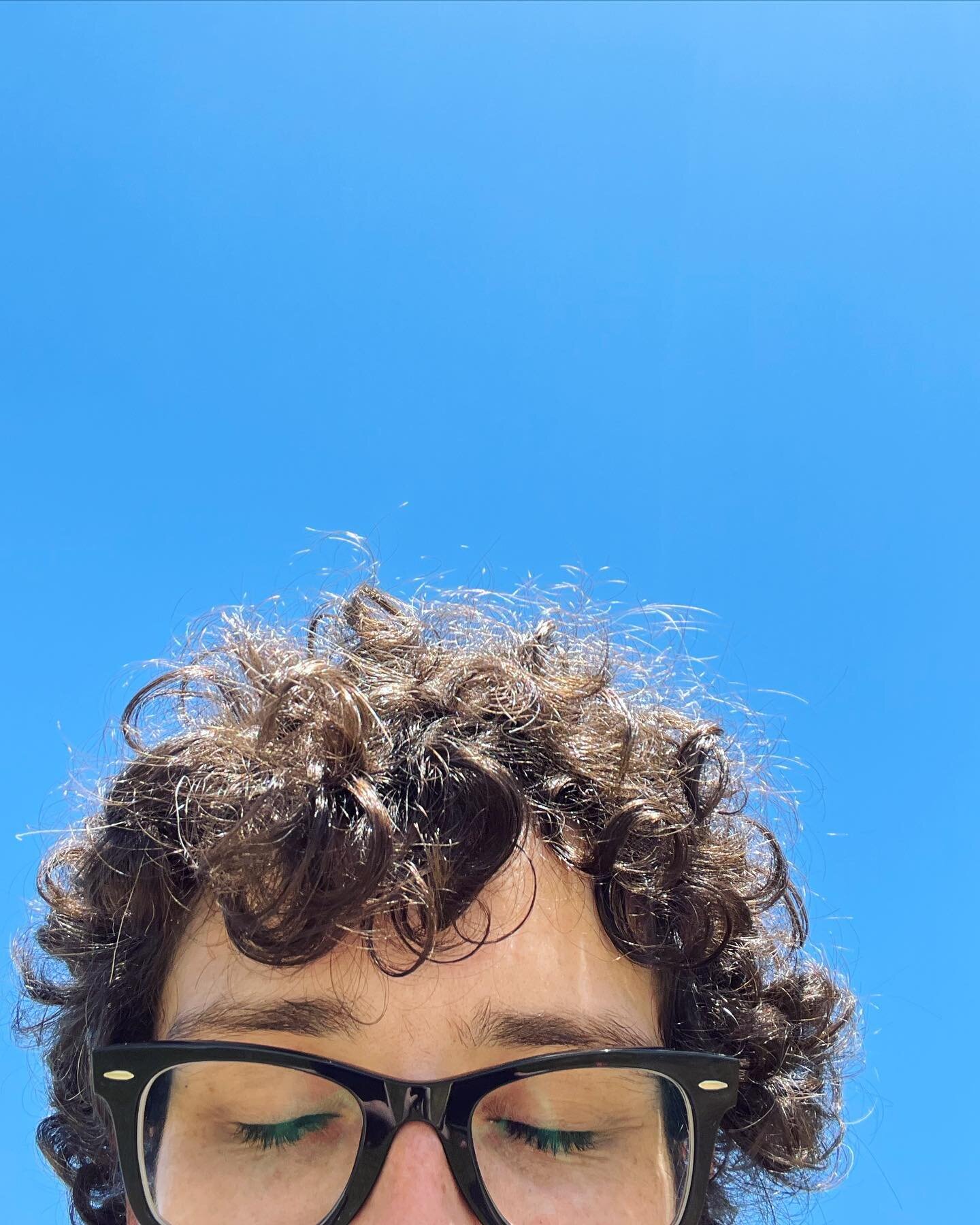 LOOK HOW BLU 🔷💙🥏🚙🧢🐬🦕
i really enjoy clouds but on a day with zero clouds in the sky the sky opens up SO BIG and becomes like a big blue ocean. instead of clouds maybe we can imagine some whales 🐳 or dolphins 🐬 swimming around the big blue oc
