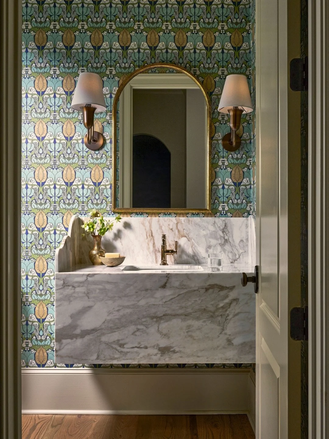 Choosing wallpaper like a designer starts with understanding the mood you want to create. Are you aiming for calm and tonal? Bold and sculptural? Soft and organic? Wallpaper has the power to instantly shift the atmosphere of a room, and the right pat