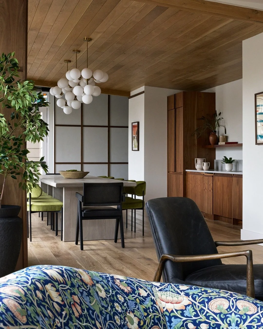 A kitchen that feels equal parts timeless and fresh. ✨

For the kitchens at The Roycraft, we leaned into warm midcentury-inspired details to create a space that feels both elevated and livable. We incorporated rich wood cabinetry, organic light fixtu