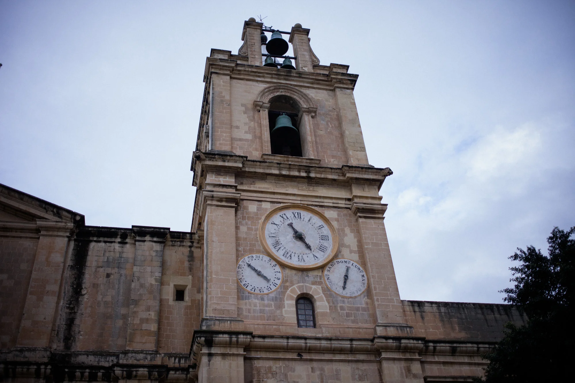A one handed clock, in the middle of Valetta
