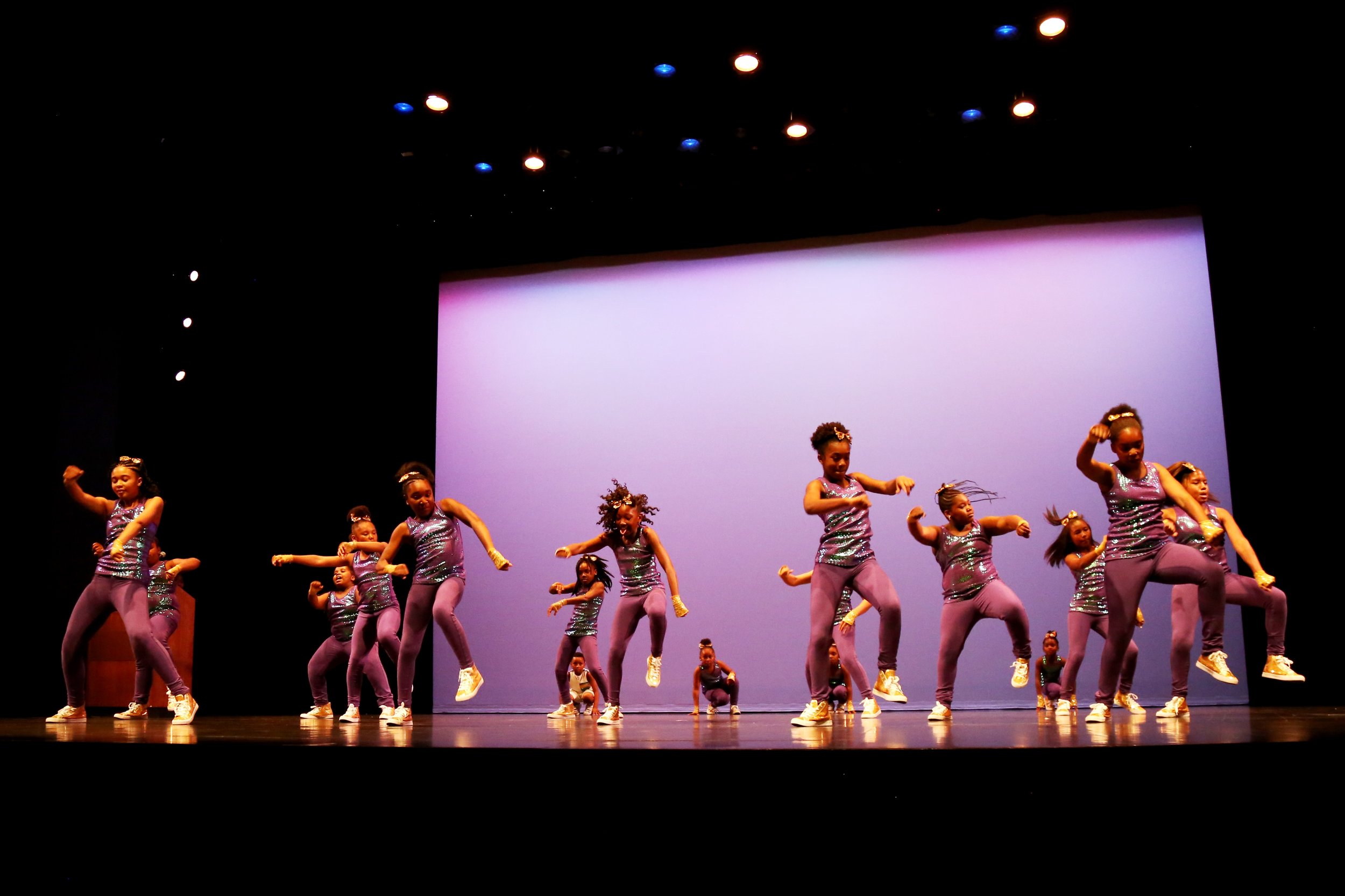     Young people from the Chestnut Street YMCA Dance Studio, choreographed by AR instructor Keisha Walker, perform at the ArtsReach Performing Arts Showcase May 21, 2017.  For more photos from that night: https://www.flickr.com/photos/kentuckycenter/