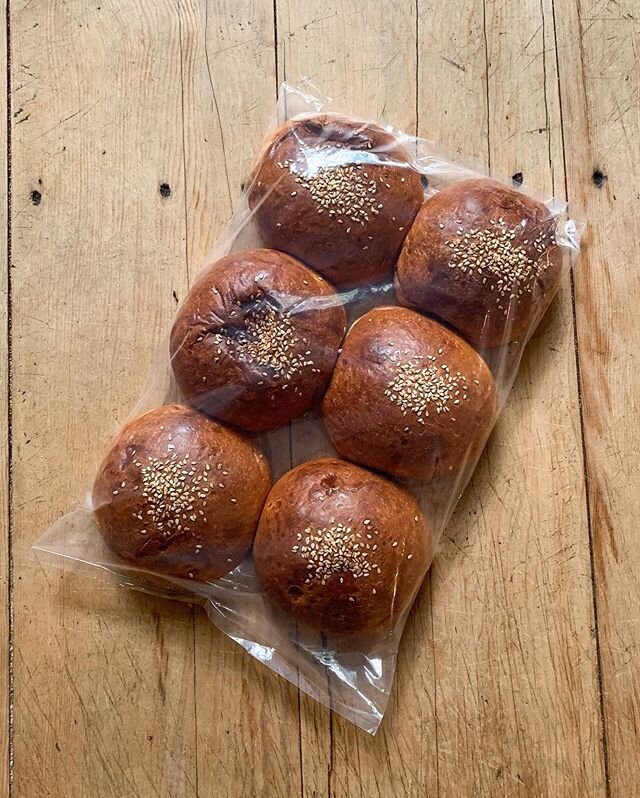 ⁣
🍔BRIOCHE BURGER BUNS | Just in time for the weekend! ⁣
⁣
6 x Brioche Burger Buns with a sprinkle of sesame seeds on top. They are perfect for a weekend BBQ or a next level breakfast sandwich. ⁣
⁣
We&rsquo;re excited to add these to our bread line 