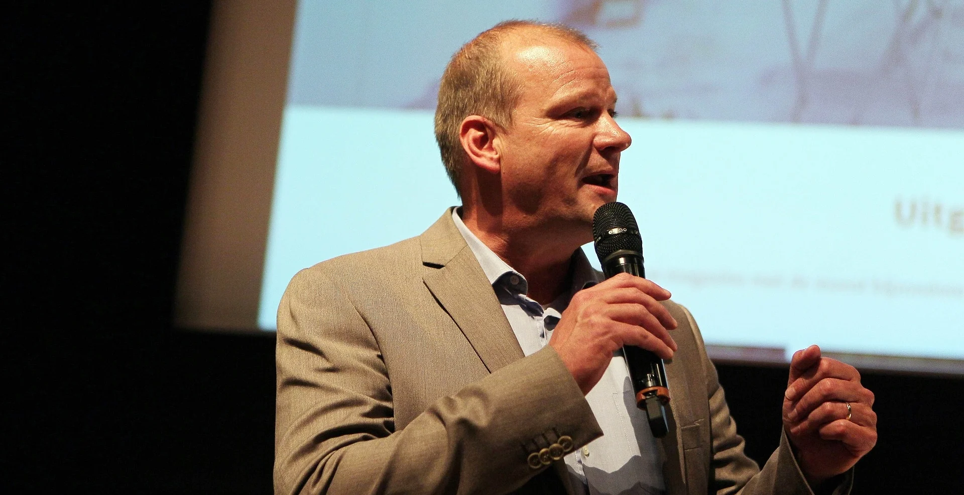 speaker-1321670_1920.jpg