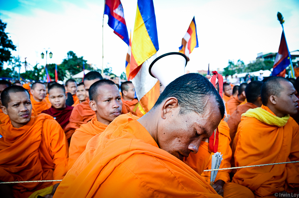  A monk rests during an opposition protest in Phnom Penh, September 16, 2013. 