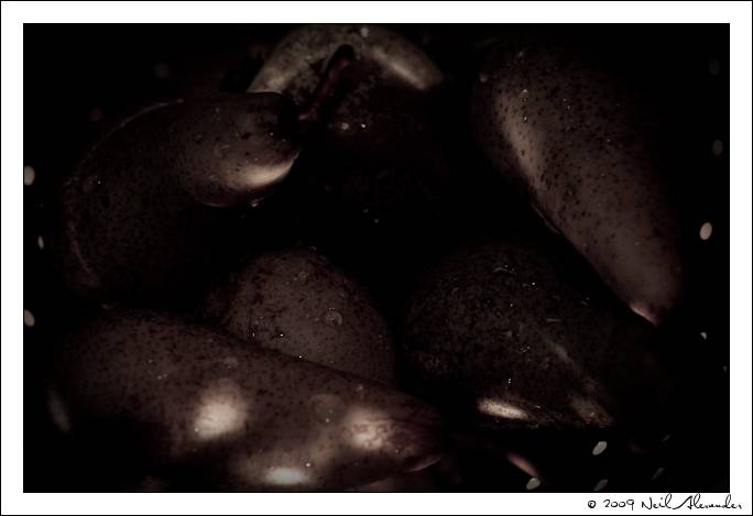 Shot%20of%20some%20pears%20in%20a%20collander%20lit%20with%20off-camera%20flash-2.jpg
