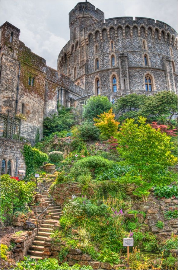 W indsor Castle by Neil Alexander (Click to view larger)Here I have used the path of the staircase bottom left to lead the viewer's eye into the frame