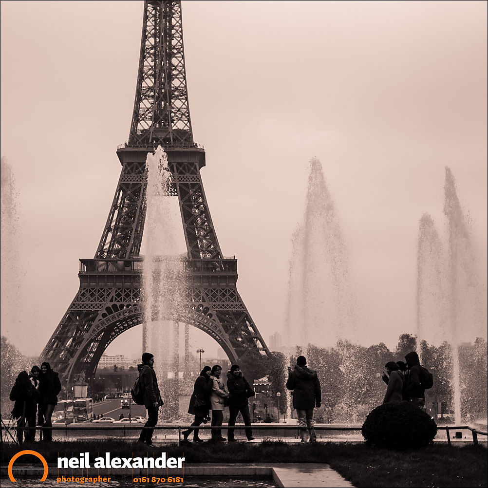 Tourists in front of the Eiffel Tower Neil_Alexander 09.jpg