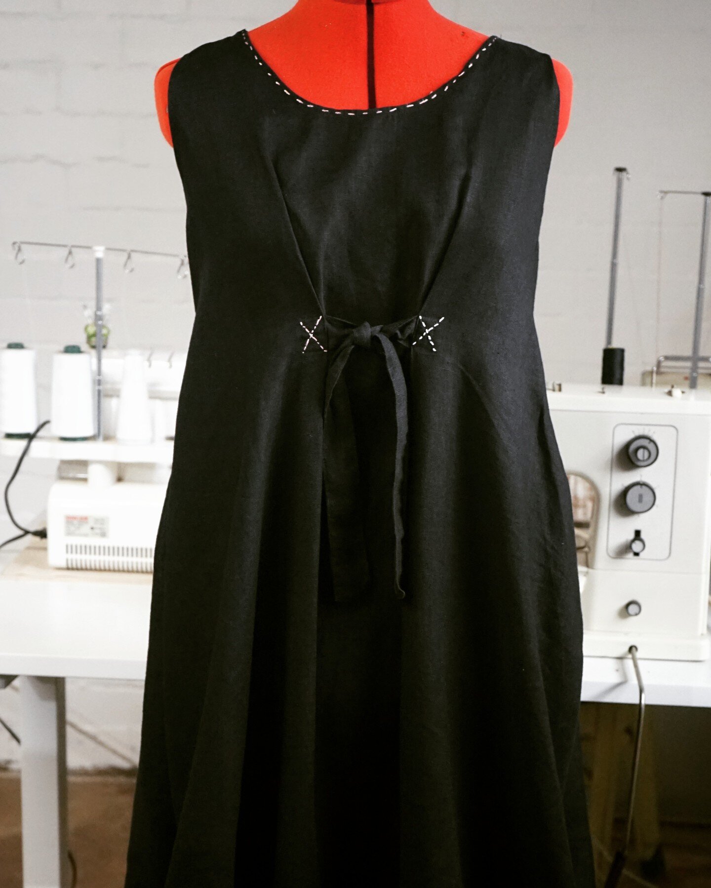 I made three of these dresses, because they look more complicated to make than they really are. This is black linen with a bit of sashiko stitching - cool to wear in summer or over a tee shirt when the temperatures go down.
#memadewardrobe #sewers of