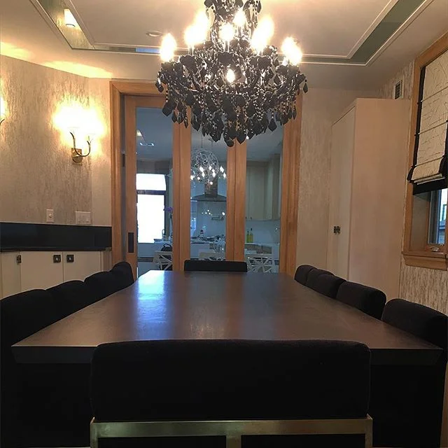 Get your Dining on. #diningroom #liveedgetable #black&amp;gold #mohair #blackchandelier #wallpaper #glamour #customserver #customshades #goldsconces #lillylevydesigns #interiordesign #makeityours @lightingpalace @thedecorativetouchinteriors  email ma