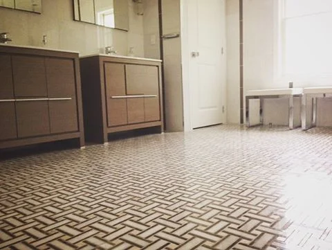 Basketweave madness.
.
.
.
#masterbath #luxuryliving #marblefloor  #hisandhers #makeityours #neutralshades #soothing  For info email Marilyn@lillylevydesigns.com