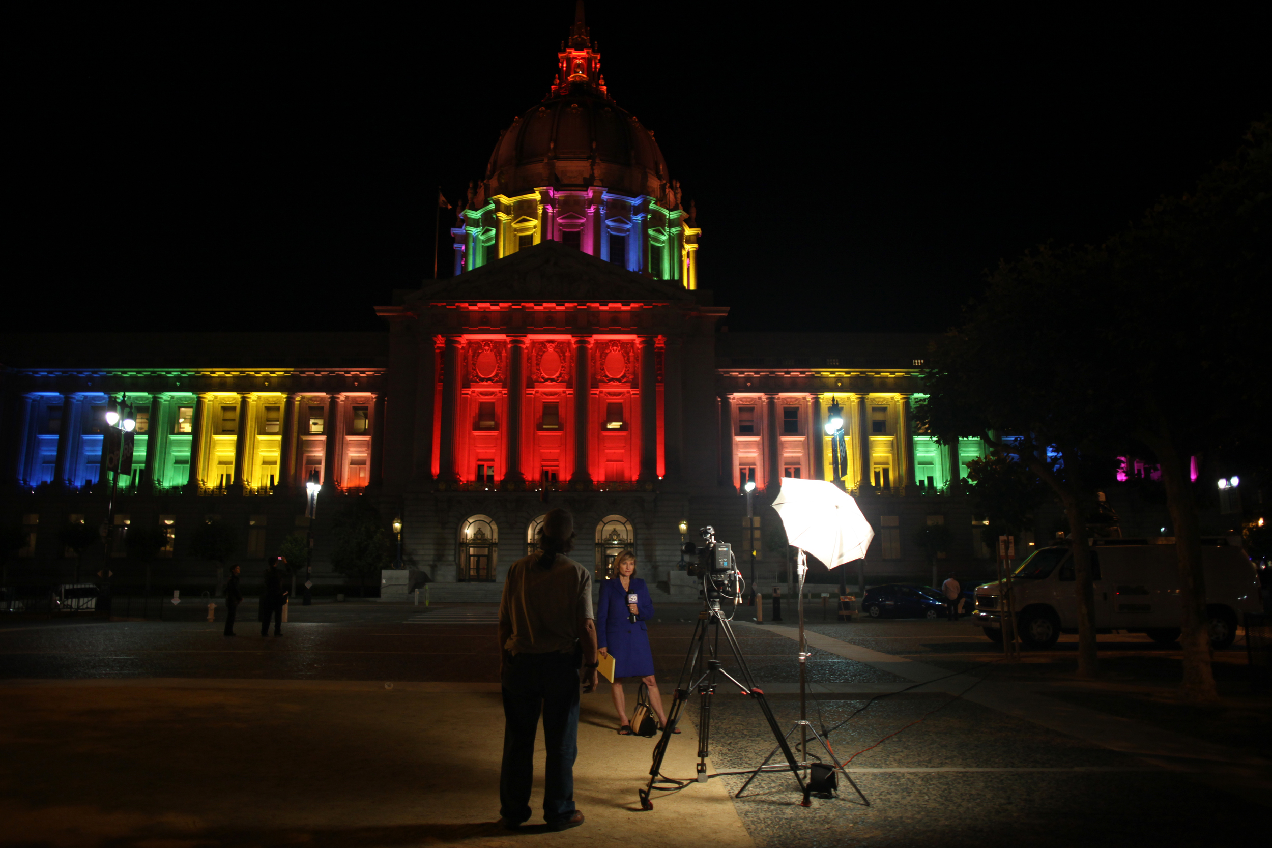 I just want to go on the record and say that I am falling in love with San Francisco. Never have I lived in a city where you can be whoever you want to be, do whatever you dream of doing, support whoever you want to support, and rally behind a community that is living life to the fullest just like you are. Whether it's orange for the Giants, Red and Gold for the 49ers, Blue and Yellow for the Warriors or a rainbow for Pride, this city knows how to show it's support for its community. 