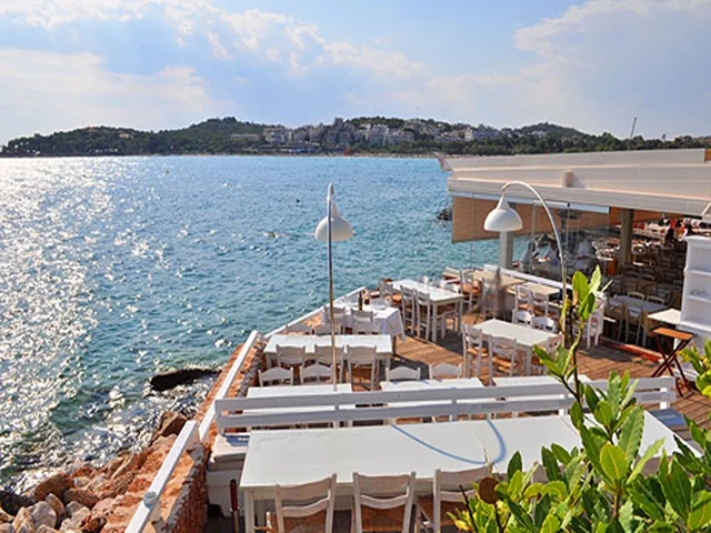 ΑΞΕΧΑΣΤΟ ΓΑΜΗΛΙΟ ΠΑΡΤΥ ΣΤΗΝ ΤΑΒΕΡΝΑ ΑΚΤΗ ΣΤΟ ΚΑΒΟΥΡΙ